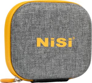 800q-01_122218 NiSi Filter Pouch Pro Caddy 62 For Circular Filters on neliönmuotoinen, harmaa vetoketjullinen kotelo, jossa on pyöristetyt reunat, keltainen reunus ja "NiSi" painettu rohkeilla keltaisilla kirjaimilla etupuolelle.