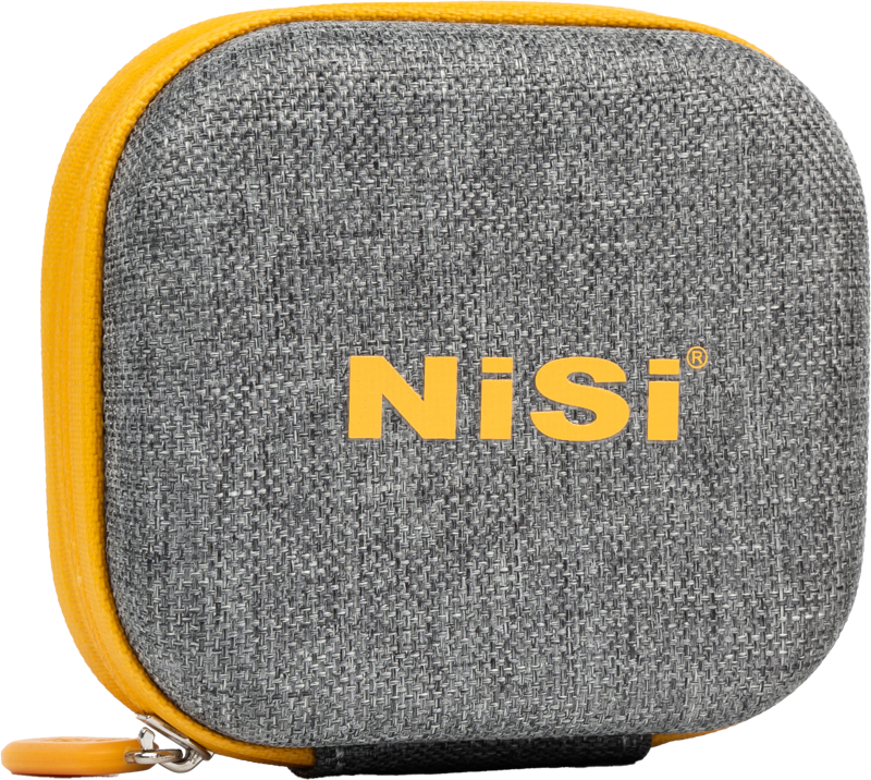 800q-01_122218 NiSi Filter Pouch Pro Caddy 62 For Circular Filters on neliönmuotoinen, harmaa vetoketjullinen kotelo, jossa on pyöristetyt reunat, keltainen reunus ja "NiSi" painettu rohkeilla keltaisilla kirjaimilla etupuolelle.
