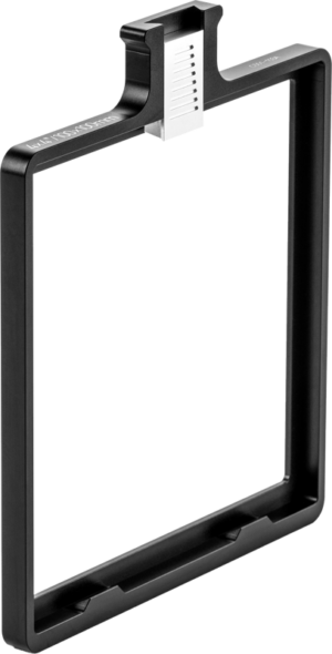 800q-01_122395 NiSi Filter Tray 4x4" for C5 Matte Box on suorakulmainen musta muovikehys, jonka yläosassa on pieni valkoinen lovettu liukusäädin, kuvassa valkoista taustaa vasten.