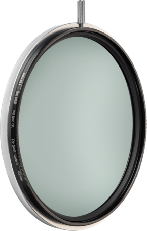 NiSi Filter Swift System Circular Polarizer True Color 67mm -pyöröpolarisaatiosuodin sisältää ohuen mustan ja hopeanvärisen reunuksen, joka näkyy pystysuorassa riippuvana metallilangalla vaaleanharmaata taustaa vasten.