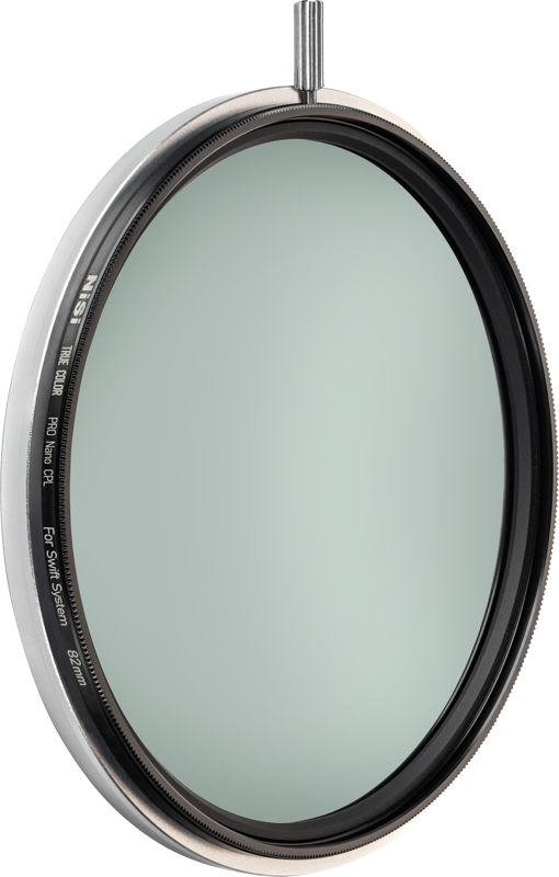 NiSi Filter Swift System Circular Polarizer True Color 67mm -pyöröpolarisaatiosuodin sisältää ohuen mustan ja hopeanvärisen reunuksen, joka näkyy pystysuorassa riippuvana metallilangalla vaaleanharmaata taustaa vasten.