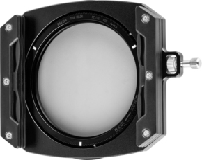 800q-01_123875 Lähikuva NiSi Filter Holder Kit M75 II TRUE COLOR 75mm System -levysuodin pidike, tukeva mattamusta metallipidike, joka on suunniteltu kameran objektiiveille, kuvassa pyöreä, puoliksi läpinäkyvä suodatin asennettuna sisään.