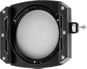 800q-01_123875 Lähikuva NiSi Filter Holder Kit M75 II TRUE COLOR 75mm System -levysuodin pidike, tukeva mattamusta metallipidike, joka on suunniteltu kameran objektiiveille, kuvassa pyöreä, puoliksi läpinäkyvä suodatin asennettuna sisään.