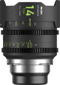 800q-01_123976 NiSi Cine Lens Athena Prime 14mm T2.4 PL-Mount -objektiivissa on vihreät merkinnät, tarkennus- ja aukkorenkaat sekä metallinen kiinnitys, ja se näkyy tavallisella taustalla.