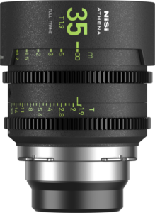 NiSi Cine Lens Athena Prime 35mm T1.9 PL-Mount -objektiivi seisoo pystyssä, ja sen mustassa rungossa on vihreät tarkennus- ja aukkomerkinnät, ja sen jalustassa on metallinen objektiivikiinnike.