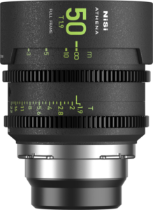 800q-01_123979 Lähikuva NiSi Cine Lens Athena Prime 50mm T1.9 PL-Mount -objektiivista, jossa korostuvat vihreät ja valkoiset tarkennus- ja aukkomerkinnät, kuvioidut säätörenkaat ja tukeva metallinen kiinnike.