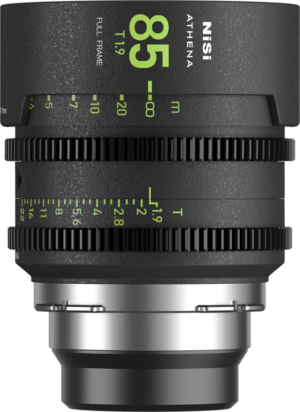 800q-01_123980 NiSi Cine Lens Athena Prime 85mm T1.9 PL-Mount, täyskuvakino-objektiivi, jossa on vihreät kaiverretut etäisyys- ja aukkomerkinnät mustassa metallirungossa, näkyy sivulta, ja objektiivin kiinnike näkyy alareunassa.