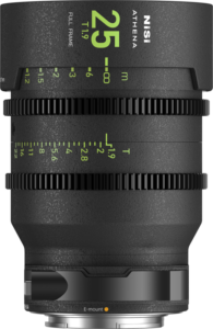 800q-01_123982 NiSi Cine Lens Athena Prime 25mm T1.9 E-Mount -objektiivin lähikuvassa näkyy sen musta sylinterimäinen runko, jossa on selvästi näkyvät objektiivin merkinnät ja tarkennus/aukkorenkaat.