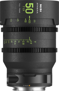 800q-01_123984 NiSi Cine Lens Athena Prime 50mm T1.9 E-Mount -objektiivin lähikuvassa näkyy vihreät ja valkoiset merkinnät sen mustassa rungossa ja E-mount-merkintä sen alaosassa.