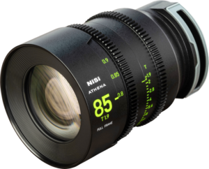 800q-01_123985 NiSi Cine Lens Athena Prime 85mm T1.9 E-Mount -objektiivi on esillä kulmassa, ja sen tarkennus- ja aukkomerkinnät näkyvät kirkkaanvihreinä tyylikkäässä mustassa metallirungossa.
