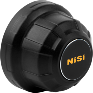 NiSi Cine Rear Lens Cap PL-Mount -objektiivin suojus on musta, pyöreä, kuvioitu suojus, jossa on uurrettu kahva ja NiSi-tuotemerkki oransseilla kirjaimilla mustassa pyöreässä keskellä.
