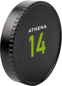 800q-01_124296 NiSi Cine Lens Cap For Athena 14mm T2.4 -takatulppa on musta, pyöreä suojus, jossa on harjanteet ja jonka etupuolella on valkoinen teksti "ATHENA" ja suuri vihreä teksti "14".