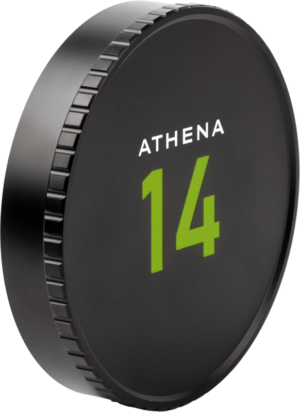 800q-01_124296 NiSi Cine Lens Cap For Athena 14mm T2.4 -takatulppa on musta, pyöreä suojus, jossa on harjanteet ja jonka etupuolella on valkoinen teksti "ATHENA" ja suuri vihreä teksti "14".