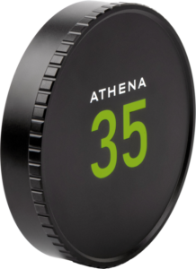 800q-01_124298 NiSi Cine Lens Cap for Athena 35mm T1.9 on pyöreä, musta suojus, jossa on harjattu reuna ja jonka etupuolella lukee "ATHENA" suuren vihreän "35" -merkin yläpuolella.