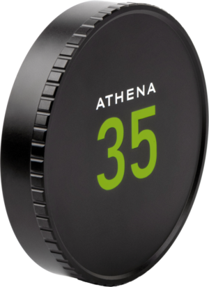 800q-01_124298 NiSi Cine Lens Cap for Athena 35mm T1.9 on pyöreä, musta suojus, jossa on harjattu reuna ja jonka etupuolella lukee "ATHENA" suuren vihreän "35" -merkin yläpuolella.