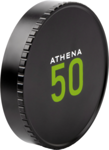 Mustassa ympyränmuotoisessa NiSi Cine -objektiivin suojuksessa Athena 50mm T1.9 -objektiiville on harjattu reuna, valkoinen teksti "ATHENA" ja suuri vihreä "50" edessä.