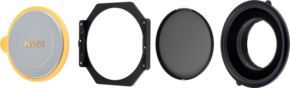 800q-01_125121 The NiSi Filter Holder S6 Kit True Color for Sigma 14mm f/1.4 DG DN includes a circular lens cap with the NiSi logo, a square filter holder, a circular filter and an adapter ring – all neatly arranged in a row on a standard base.