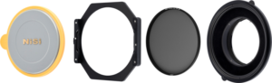 800q-01_125121 NiSi Filter Holder S6 Kit True Color for Sigma 14mm f/1.4 DG DN sisältää pyöreän objektiivin suojuksen NiSi-logolla, neliönmuotoisen suodattimen pidikkeen, pyöreän suodattimen ja sovitinrenkaan - kaikki järjestetty riviin tavallisella pohjalla.