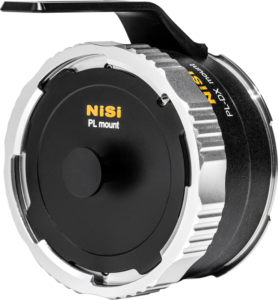 Lähikuva NiSi Cine Lens Mount Adapter Athena PL-DX -objektiivisovittimesta, jossa on hopean ja mustan metallinhohtoinen viimeistely, harjattu reuna ja näkyvä ylävipu tavallista taustaa vasten.