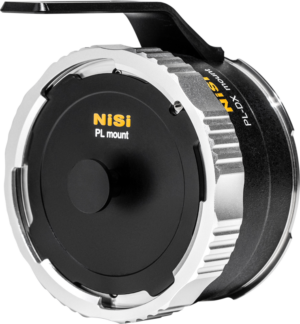 800q-01_126115 Lähikuva NiSi Cine Lens Mount Adapter Athena PL-DX -objektiivisovittimesta, jossa on hopean ja mustan metallinhohtoinen viimeistely, harjattu reuna ja näkyvä ylävipu tavallista taustaa vasten.