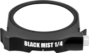 NiSi Cine Drop-In Filter Black Mist 1/4 -suodin, pyöreä musta linssisuodin, jossa on sivunuppi ja leikattu reunus, näkyy vaaleaa taustaa vasten.