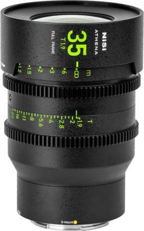 A close-up of the NiSi Cine Lens Athena Prime 35mm T1.9 E-Mount (without the throw-in filter) shows the green markings, the gear rings for focus and aperture adjustment and the E-mount marking on the bottom.