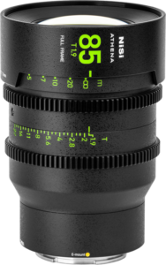 800q-01_126398 NiSi Cine Lens Athena Prime 85mm T1.9 E-Mount (ilman drop-in-suodatinta) -objektiivissa on vihreät ja valkoiset merkinnät, hammaspyöräiset tarkennus- ja aukkorenkaat sekä E-mount-merkintä pohjassa valkoisella pohjalla.
