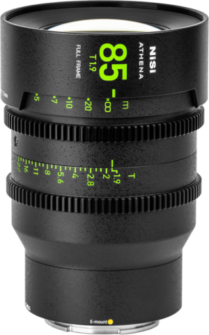 800q-01_126398 NiSi Cine Lens Athena Prime 85mm T1.9 E-Mount (ilman drop-in-suodatinta) -objektiivissa on vihreät ja valkoiset merkinnät, hammaspyöräiset tarkennus- ja aukkorenkaat sekä E-mount-merkintä pohjassa valkoisella pohjalla.