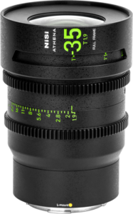 800q-01_126401 Lähikuva NiSi Cine Lens Athena Prime 35mm T1.9 L-Mount -objektiivista, jossa on musta kuvioitu runko, jossa on vihreät ja valkoiset merkinnät, pystyssä vaaleaa taustaa vasten.