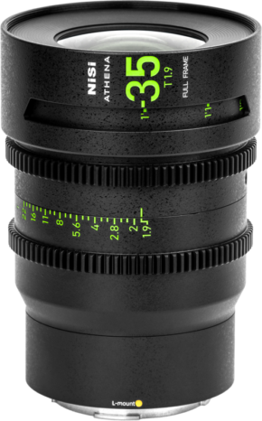 800q-01_126401 Lähikuva NiSi Cine Lens Athena Prime 35mm T1.9 L-Mount -objektiivista, jossa on musta kuvioitu runko, jossa on vihreät ja valkoiset merkinnät, pystyssä vaaleaa taustaa vasten.