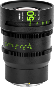 800q-01_126402 NiSi Cine Lens Athena Prime 50mm T1.9 L-Mount -objektiivi, musta, jossa on harjattu tarkennusrengas sekä vihreät ja valkoiset merkinnät, näkyy vaaleaa taustaa vasten.