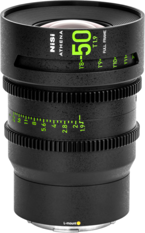 800q-01_126402 NiSi Cine Lens Athena Prime 50mm T1.9 L-Mount -objektiivi, musta, jossa on harjattu tarkennusrengas sekä vihreät ja valkoiset merkinnät, näkyy vaaleaa taustaa vasten.