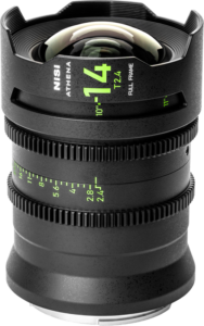 800q-01_126404 Lähikuva NiSi Cine Lens Athena Prime 14mm T2.4 G-Mount -objektiivista, jossa näkyy yksityiskohtaiset vihreät tarkennus- ja aukkomerkinnät sen mustassa, kuvioidussa tynnyrissä.