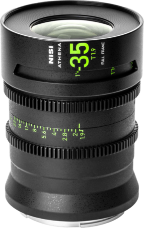800q-01_126406 NiSi Cine Lens Athena Prime 35mm T1.9 G-Mount -objektiivi, musta täyskennoinen objektiivi, jossa on vihreät tarkennus- ja aukkomerkinnät, seisoo pystyssä vaaleanharmaalla taustalla.