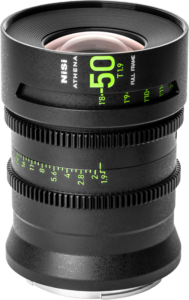 800q-01_126407 Lähikuva NiSi Cine Lens Athena Prime 50mm T1.9 G-Mount -objektiivista, jossa näkyy sen musta metallikotelo, vihreät ja valkoiset tarkennus- ja aukkomerkinnät sekä harjamainen kahva.