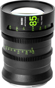 800q-01_126408 NiSi Cine Lens Athena Prime 85mm T1.9 G-Mount -objektiivi on musta täyskuvio-objektiivi, jossa on vihreät ja valkoiset merkinnät, tarkennus- ja aukkorenkaat sekä mitta-anturit tynnyrissä.