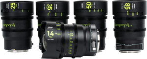 800q-01_126410 Viisi mustaa NiSi Cine Lens Athena Prime Set L-Mount -objektiivia, joissa on keltaiset merkinnät, on järjestetty: neljä (25 mm, 35 mm, 50 mm, 85 mm) on pystyssä ja 14 mm:n objektiivi on vaakasuorassa edessä.