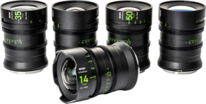 800q-01_126411 Viisi mustaa NiSi Cine Lens Athena Prime Set G-Mount (Without Drop-In Filter) -objektiivia, joissa on vihreät merkinnät, neljä pystyssä takana ja yksi 14 mm:n objektiivi pystysuorassa edessä, kaikki valkoisella pohjalla.