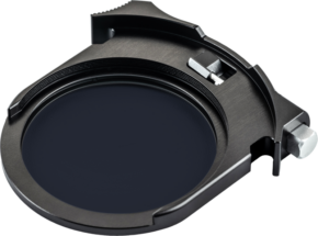 Lähikuva NiSi Cine Drop-In Filter True Color Polarizer -suodattimesta, mustasta pyöreästä kameran objektiivin suodattimen pidikkeestä, jossa on asennettu suodatin, metallinen säätönuppi ja lovettu reuna turvallista kiinnitystä varten.