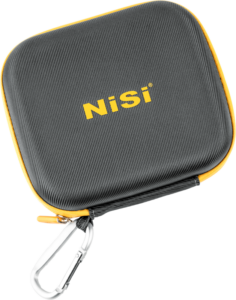 800q-01_126475 NiSi Filter Pouch Pro Caddy 95 II For Circular Filters on neliönmuotoinen musta kuvioitu kotelo, jossa on keltaiset reunat, keltainen NiSi-logo yläosassa, vetoketjukiinnitys ja hopeinen karabiiniklipsi yhdessä kulmassa.