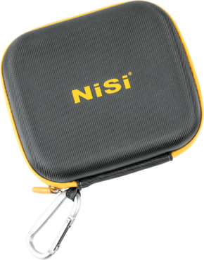 NiSi Filter Pouch Pro Caddy 95 II For Circular Filters on neliönmuotoinen musta kuvioitu kotelo, jossa on keltaiset reunat, keltainen NiSi-logo yläosassa, vetoketjukiinnitys ja hopeinen karabiiniklipsi yhdessä kulmassa.