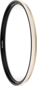 800q-01_126950 NiSi Filter UV Armor FX Pro Nano L395 40.5mm -suojasuodin on pyöreä kameran objektiivin suodatin, jossa on musta sisärengas ja kuvioitu metallinen kultainen ulkoreuna valkoista taustaa vasten.
