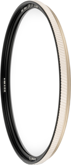 800q-01_126950 NiSi Filter UV Armor FX Pro Nano L395 40.5mm -suojasuodin on pyöreä kameran objektiivin suodatin, jossa on musta sisärengas ja kuvioitu metallinen kultainen ulkoreuna valkoista taustaa vasten.