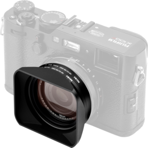 800q-01_127132 Fujifilm X100 kamera, jossa on NISI Lens Hood, UV-Filter & Cap -suodinpaketti mustana, jossa objektiivi ja NISI-huppu ovat terävästi esillä, kun taas kameran runko pysyy hienovaraisesti haalistuneena.
