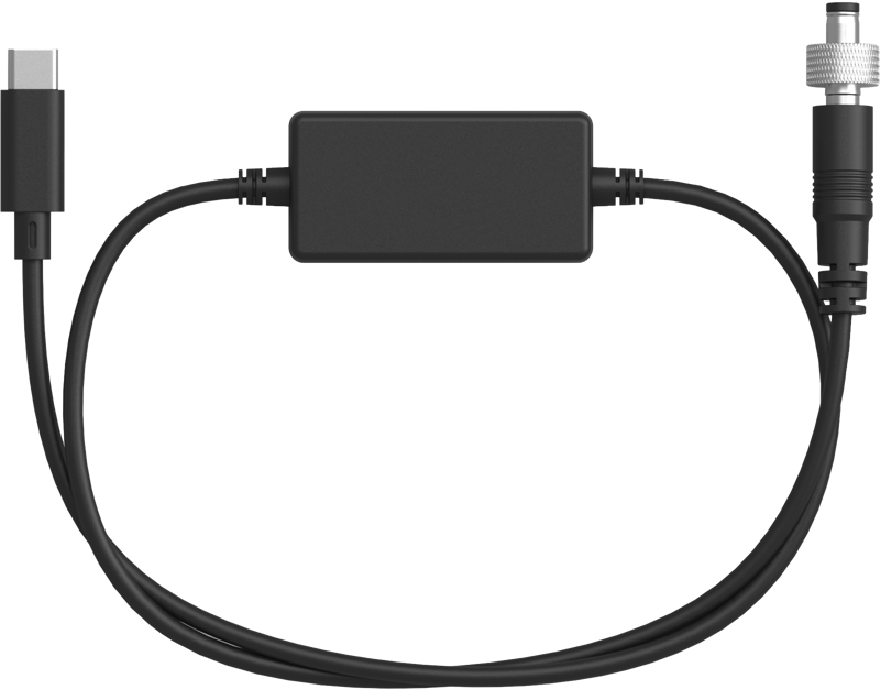 800q-01_127444 SmallRig 4540 USB-C to DC Power Cable for RC 30B on esitetty valkoisella pohjalla, ja siinä on musta kaapeli, jonka toisessa päässä on USB-C-liitin, suorakulmainen keskisovitin ja toisessa päässä pyöreä DC-liitin, jossa on metallikärki.