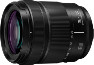 Panasonic Lumix S 28-200mm f/4-7.1 Macro -objektiivin lähikuvassa näkyy sen musta runko, lasielementit ja polttovälimerkinnät 28-200mm sekä objektiivin tuotemerkit ja tekniset tiedot.