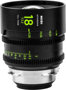 800q-01_127497 NiSi Cine Lens Athena Prime 18mm T2.2 PL-Mount -objektiivi on esillä pystyasennossa, ja sen mustassa metallirungossa on vihreät ja valkoiset aukko- ja tarkennusetäisyysmerkinnät.