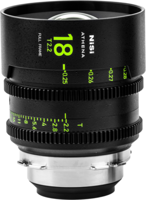 800q-01_127497 NiSi Cine Lens Athena Prime 18mm T2.2 PL-Mount -objektiivi on esillä pystyasennossa, ja sen mustassa metallirungossa on vihreät ja valkoiset aukko- ja tarkennusetäisyysmerkinnät.