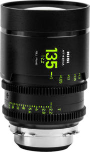 800q-01_127499 NiSi Cine Lens Athena Prime 135mm T2.2 PL-Mount -objektiivi on esillä pystyasennossa, ja siinä on musta metallirunko, jossa on neonvihreät ja valkoiset merkit polttoväliä, aukkoa ja tarkennusetäisyyksiä varten.