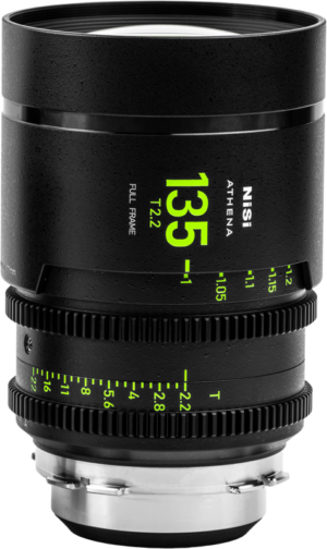 800q-01_127499 NiSi Cine Lens Athena Prime 135mm T2.2 PL-Mount -objektiivi on esillä pystyasennossa, ja siinä on musta metallirunko, jossa on neonvihreät ja valkoiset merkit polttoväliä, aukkoa ja tarkennusetäisyyksiä varten.
